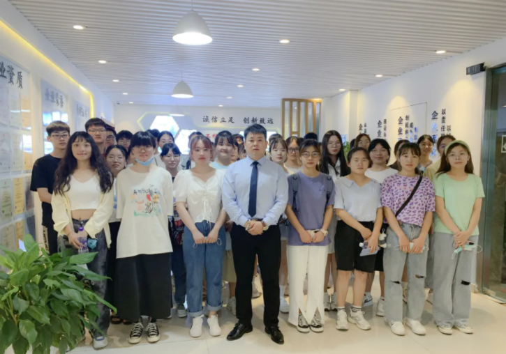  走出課堂 走進(jìn)企業(yè) | 河南財(cái)政金融學(xué)院應(yīng)屆畢業(yè)生走進(jìn)榮盛耐材參觀(guān)學(xué)習(xí)